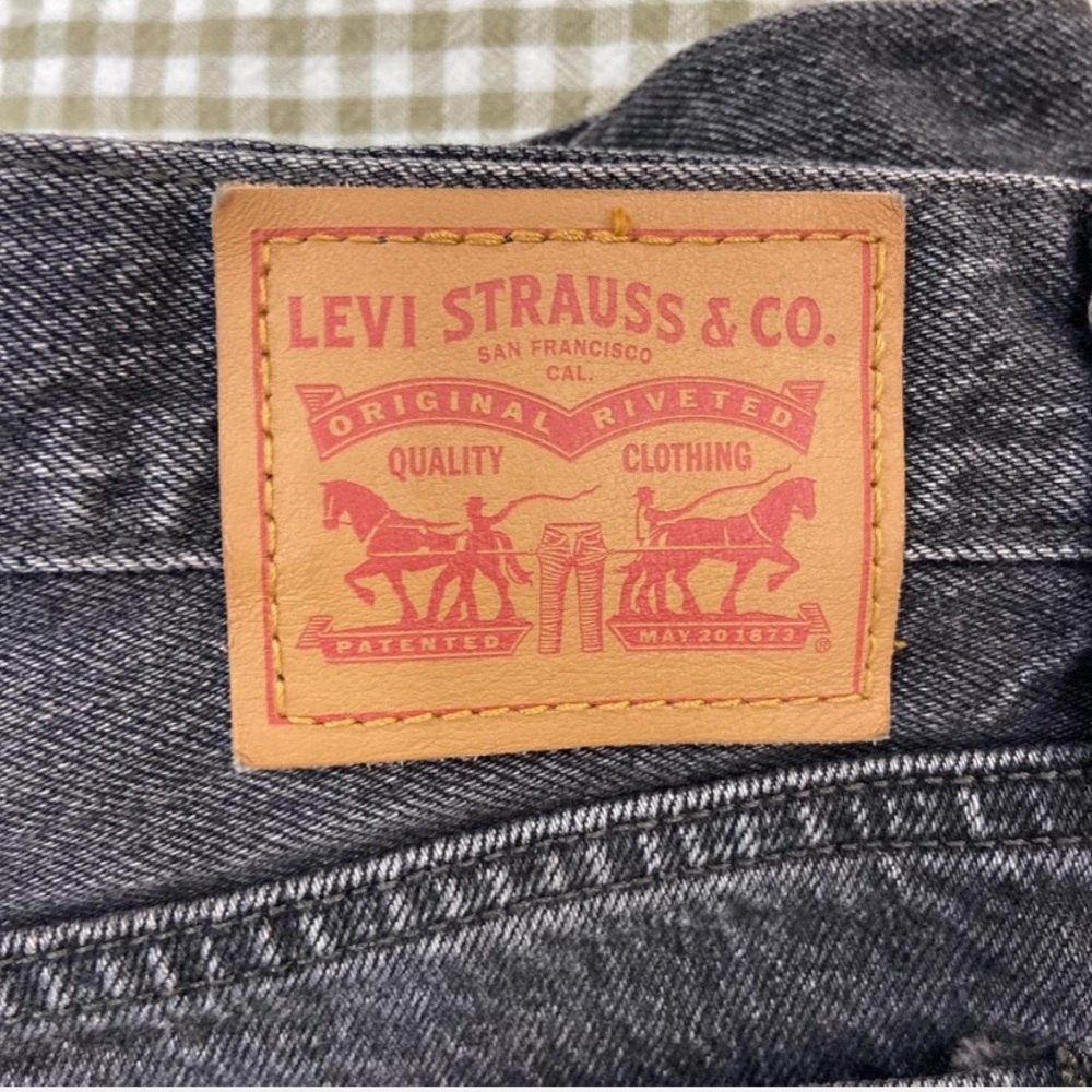 Levi's black denim “wedgie” cut-off shorts - Picture 5 of 5